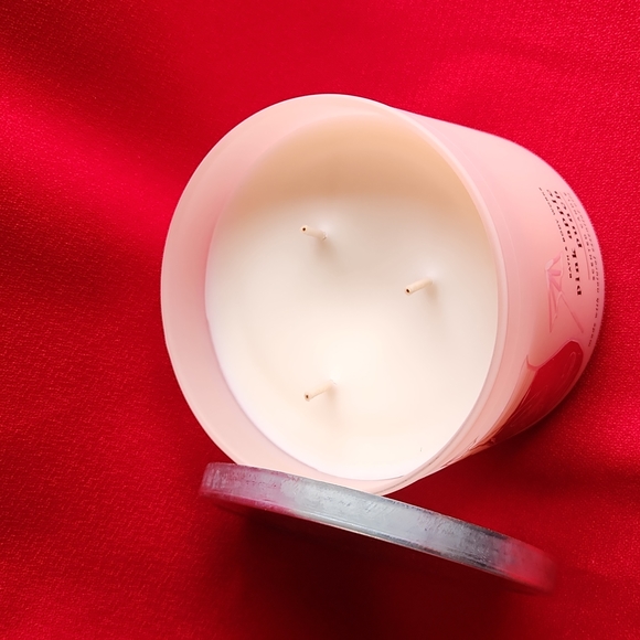 Bath and Body Works Candle - Picture 2 of 3